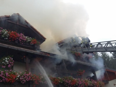 Šest jednotek hasičů bojuje s požárem penzionu v Harrachově
