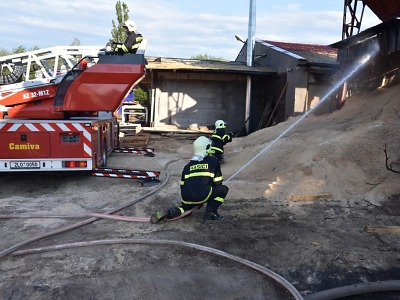 Požár dřevního odpadu zaměstnal hasiče v Jenišovicích