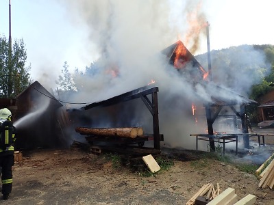 Hasiči bojovali s požárem pily v Desné 