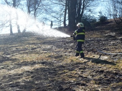Hasiči často vyrážejí k požárům porostů, poslední hořel na Smržovce
