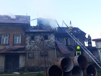 Při požáru domu na Smržovce hasiči zachraňovali muže po žebříku