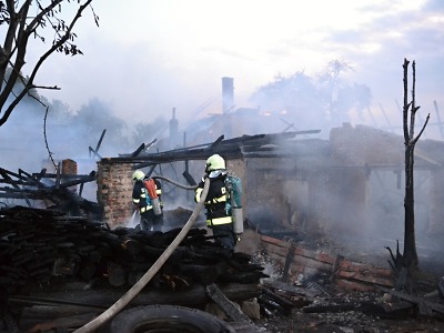 Krajští hasiči zasahovali při rozsáhlém požáru usedlosti u Českého Dubu