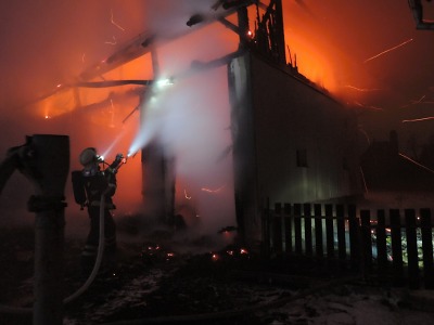 Pět jednotek hasičů likvidovalo požár stodoly v Nové Vsi