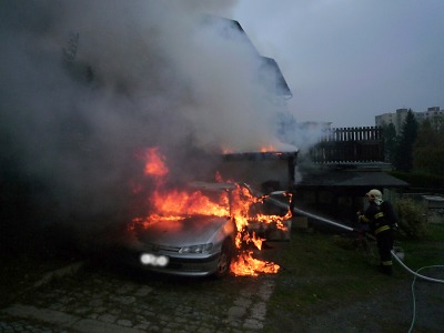 V Tanvaldu hořel přístavek s auty, škoda je 150 tisíc
