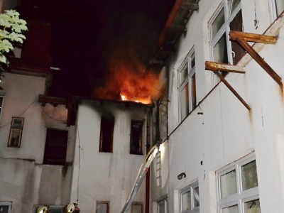 V Jablonci hořela ubytovna, dvě uvízlé osoby zachraňovali hasiči
