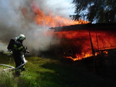 Zahradní domek v Tanvaldě zachvátily plameny. Nepřežilo několik králíků