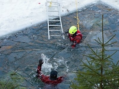 Opatrně na ledu, varují hasiči