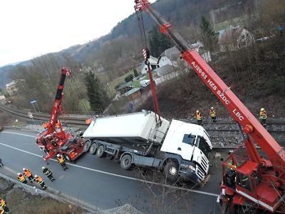 Převrácený kamion v Dolánkách zablokoval provoz na silnici u Turnova