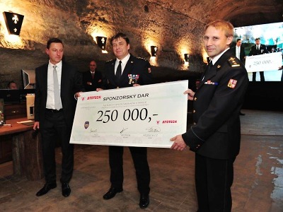 Jablonečtí hasiči převzali sponzorský dar
