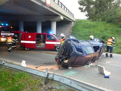 Na R35 u Jeřmanic řidič s Volkswagenem vyletěl z mostu