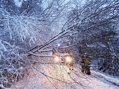 V noci znovu přisněžilo, hasiči dál vyprošťují auta a odstraňují stromy