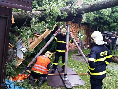 Bouřka zasáhla Liberecký kraj, hasiči měli přes 100 výjezdů