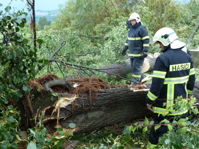 Bouřka zasáhla v podvečer Jablonecko: Padaly stromy a blesk zapálil dům