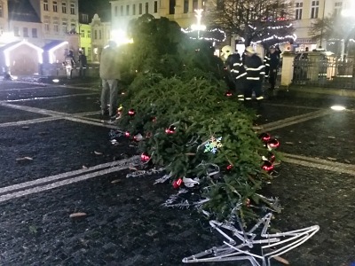 Hasiči zasahují u spadlých stromů, na zem šel i vánoční v České Lípě
