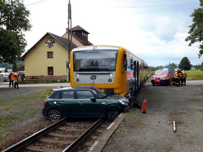 V Hrubé Skále se na přejezdu srazil vlak s autem