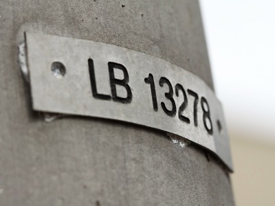 Štítky na lampách mohou zachránit život