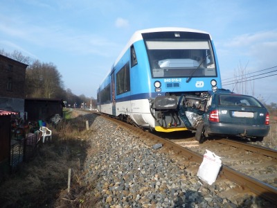 Při nehodě na železničním přejezdu u Frýdlantu zemřeli dva lidé