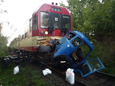 Ve Čtveříně u Turnova došlo ke střetu rychlíku s nákladním autem