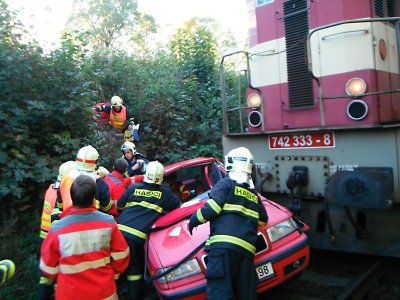 U Rádla narazil vlak do osobního auta, řidič jako zázrakem nezraněn