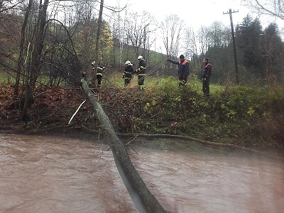 Hasiči odstraňovali v Košťálově z Olešky strom zamotaný v drátech