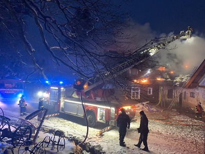 Hasiči zasahovali u požáru chalupy ve Světlé pod Ještědem