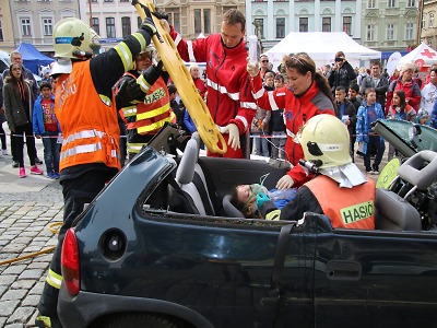 Hasiči ukázali na libereckém náměstí vyproštění z havarovaného vozu