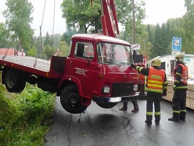 Jeřábem museli vytáhnout v Desné z příkopu uvízlou Avii