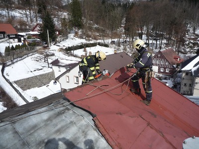 Hasiči zasahovali v Desné u střechy hrozící pádem na silnici