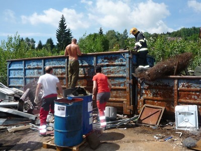 Ve Velkých Hamrech spadl muž do velkoobjemového kontejneru