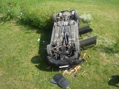 Ve Velkých Hamrech spadlo auto i s řidičkou z vysoko položené garáže