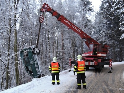 Sníh komplikuje dopravu v kraji, hasiči vyprošťovali několik aut