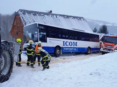 Další sníh opět zaměstnal hasiče, odstraňují stromy i vytahují auta