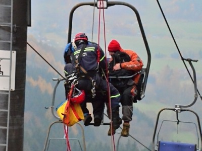 Krajští hasiči cvičili záchranu lidí z lanovky