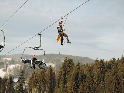 Jablonečtí hasiči trénovali záchranu lidí z lanovky