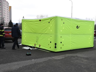 Hasiči získali nově záchrannou seskokovou matraci