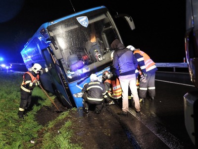 Autobus s dětmi zapadl, zpět na silnici mu pomohli hasiči