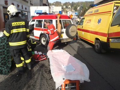 Starší ženu srazilo v Železném Brodě nákladní auto