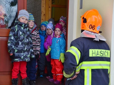 Hasiči likvidovali požár v mateřské škole, naštěstí jen cvičně