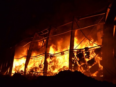 V Arnolticích hoří hala s textilem, zasahovalo osm jednotek hasičů
