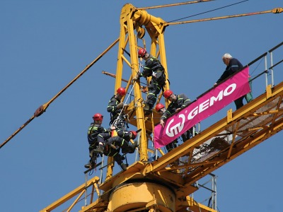 Jablonečtí hasiči-lezci trénovali na jeřábu ve výšce 40 metrů