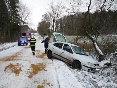 Sníh na silnicích potrápil řidiče, pod Frýdštejnem uvízlo deset aut