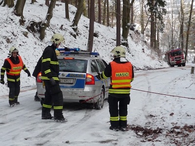 Na ledovce u Hrubé Skály zůstalo stát vozidlo policie i cisterna hasičů