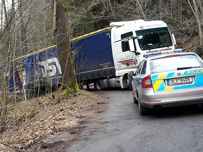 Polský kamion zabloudil na silnici pod Mukařovem