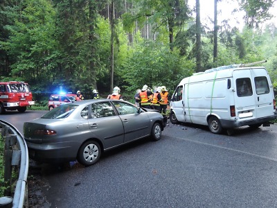 O víkendu vyjížděli hasiči ke 12 nehodám, k větší došlo v Pelechově
