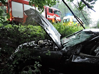 Auto skončilo v Jablonci mimo silnici