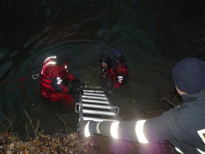 Turnovští hasiči lovili u Dolánek auto z Jizery