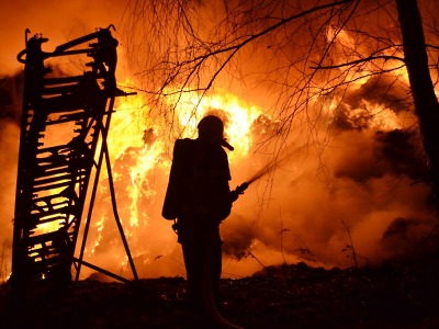 V Arnolticích znovu hoří odpad, hasiči se snaží uchránit halu s uhlím