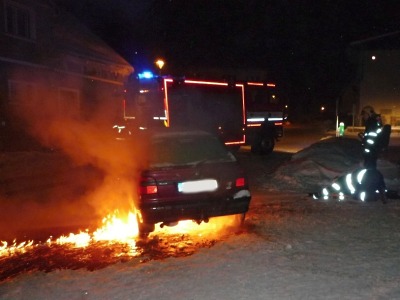 Tanvaldští hasiči zasahovali při požáru Škody Felicia v Jiřetíně