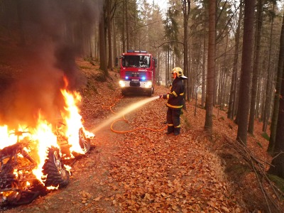 Tanvaldští hasiči likvidovali požár opuštěné čtyřkolky