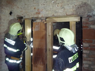 Vybouraná nosná zeď zaměstnala v Proseči nad Nisou tři jednotky hasičů